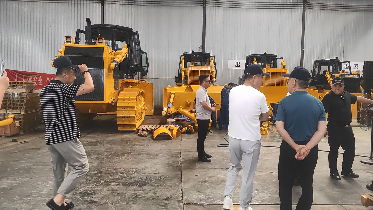 Heavy-Duty Crawler Bulldozer Factory