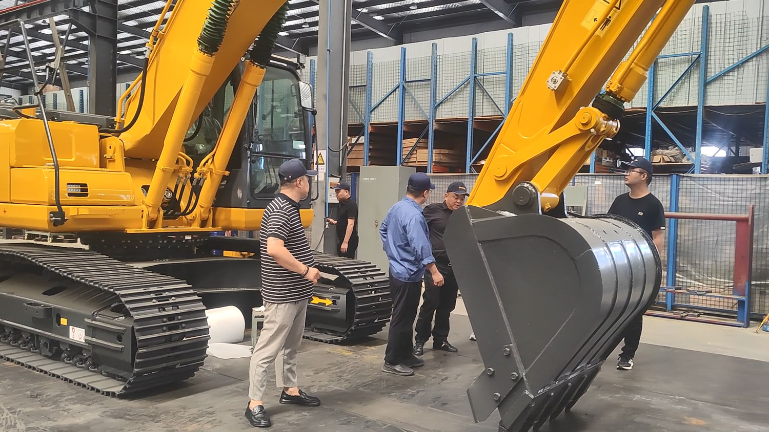 Heavy-Duty Crawler Excavator Factory