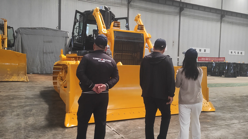 Warmly welcome customers from Uzbekistan to visit our bulldozer factory in China!