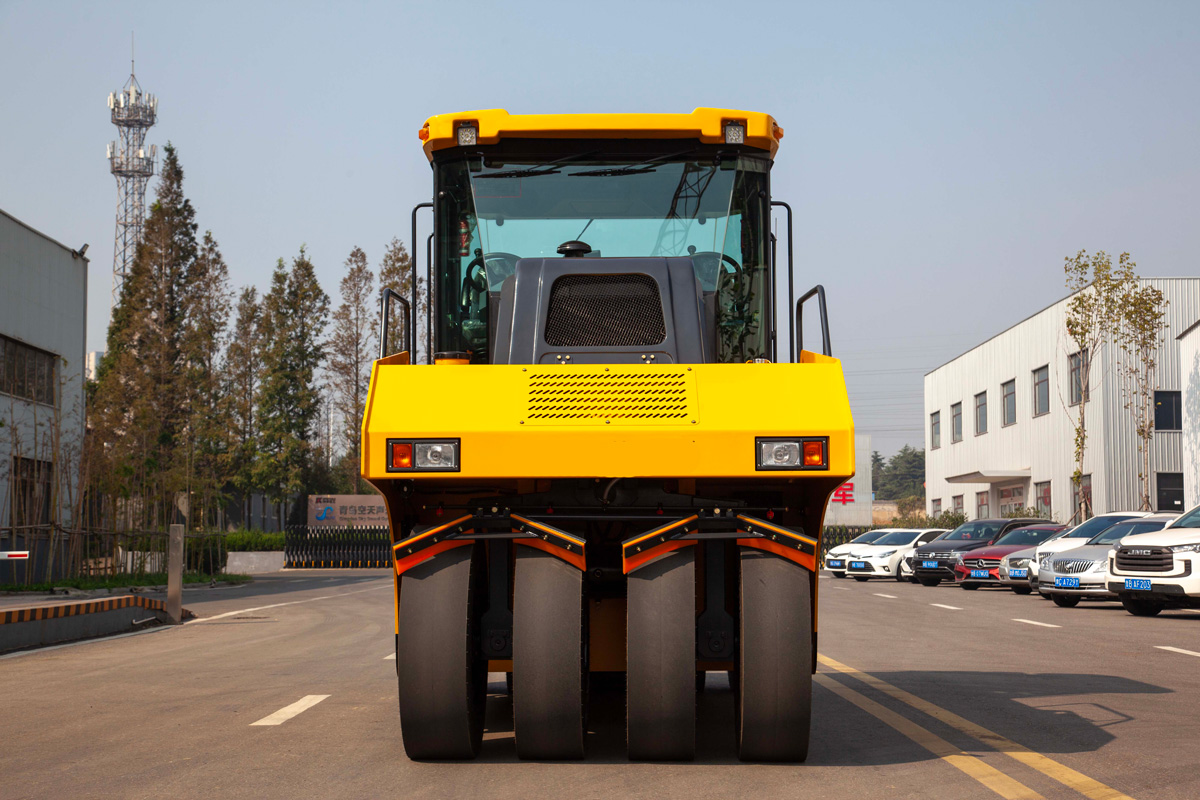 143HP Weichai rubber tire compactor