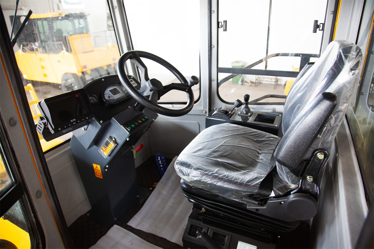 heavy duty landfill compactor