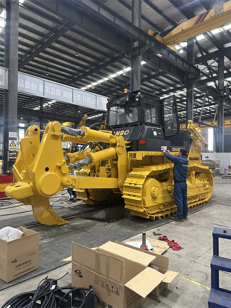 SD32 bulldozer with straight blade for earthmoving applications