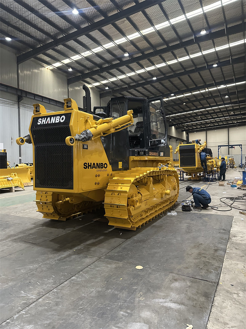 SD32 bulldozer maintenance area with open side shields