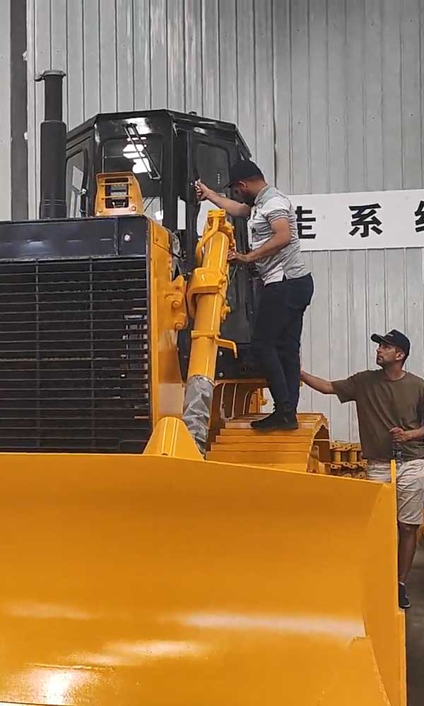 Algerian customer visits SD32 bulldozer workshop